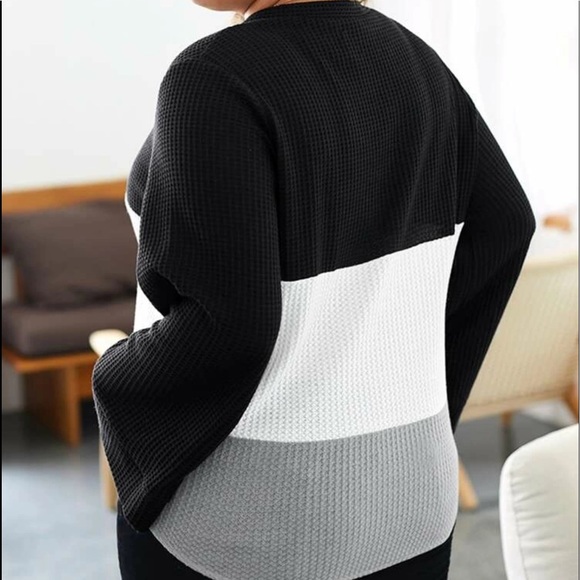 *PLUS SIZE colorblock waffle button tie top - Picture 2 of 5